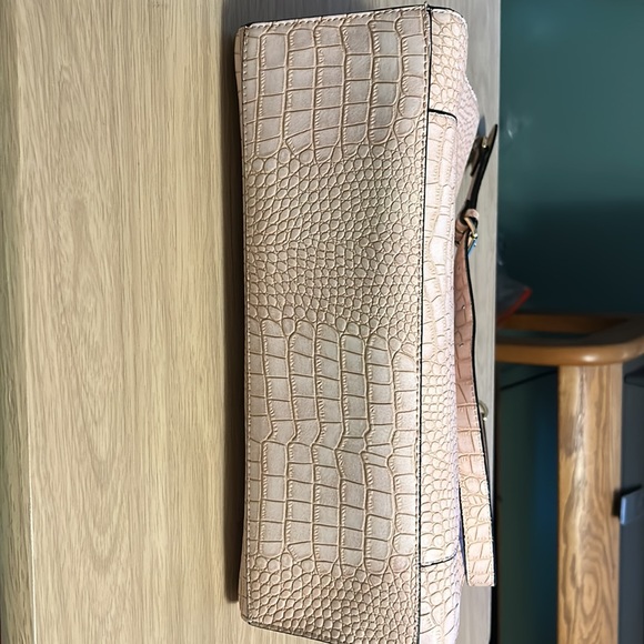 GIANNI BINI Purse Soft Pink Crocodile Print with Gold Hardware - Picture 8 of 8